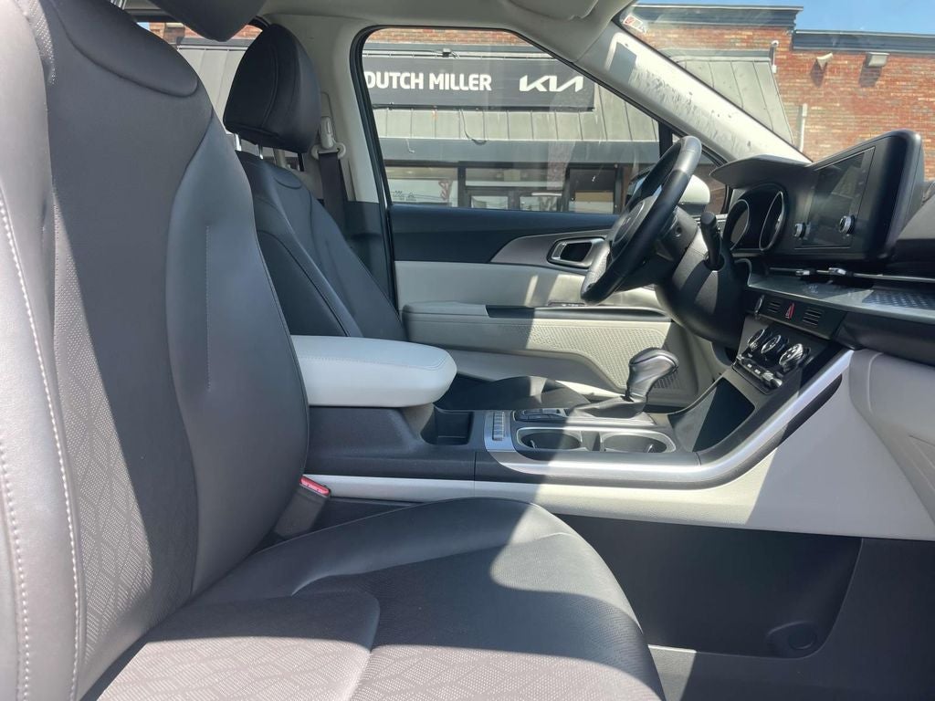 2024 Kia Carnival LX