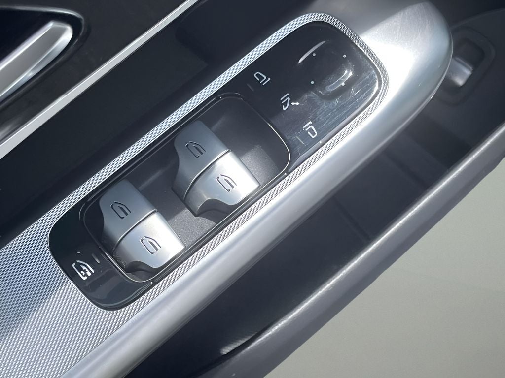 2025 Mercedes-Benz GLC 300