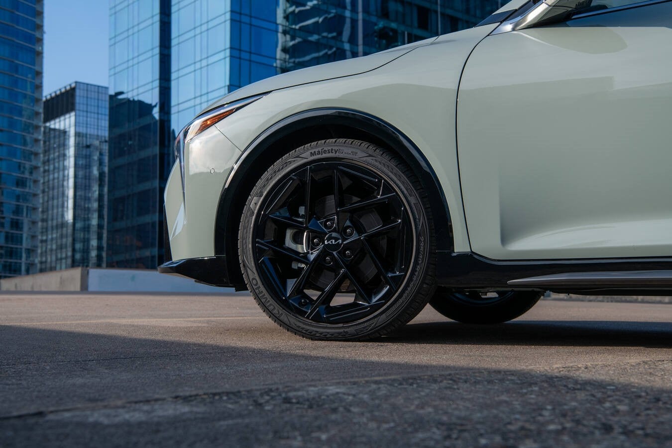 Kia K4 alloy wheel detail